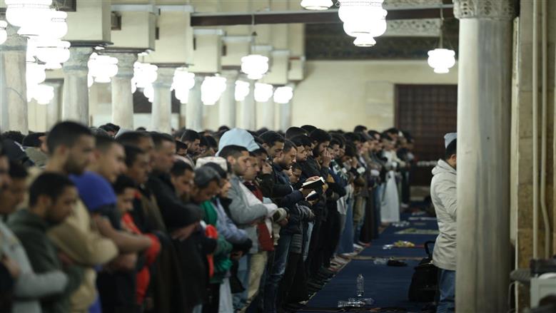 آلاف المصلين يؤدون صلاتي العشاء والتراويح في الليلة 12 من رمضان بالجامع الأزهر
