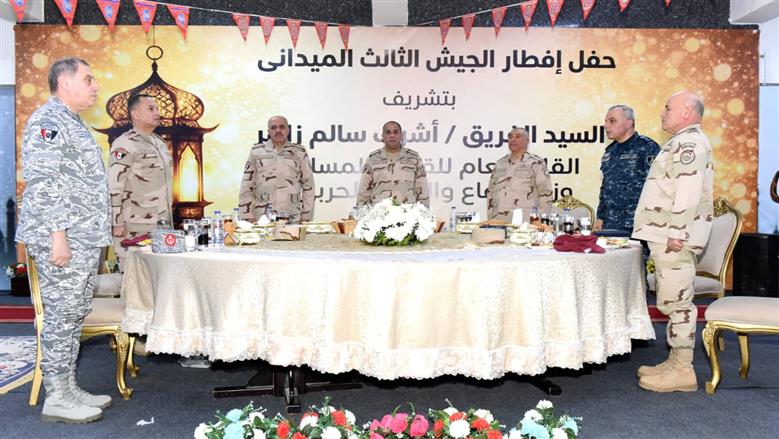 وزير الدفاع يلتقي مقاتلي الجيش الثالث الميداني وقوات شرق القناه لمكافحة الإرهاب (صور)